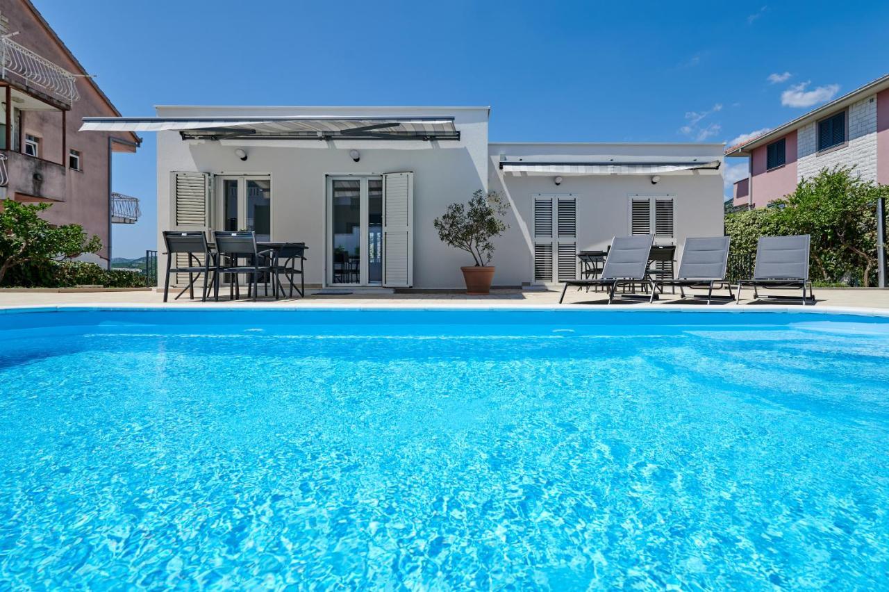 Nela & Sara - 2 Apartments With Heated Swimming Pool Seget Vranjica Exterior foto