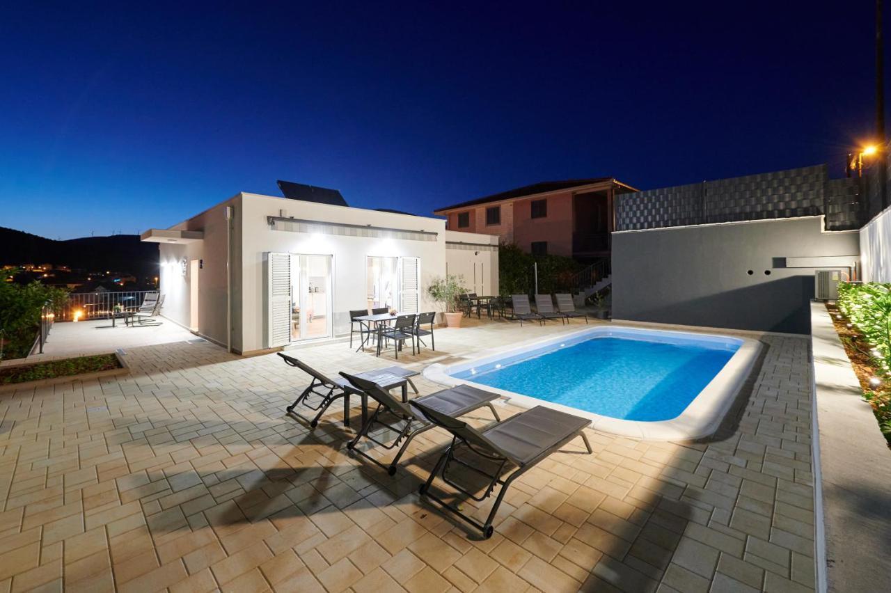 Nela & Sara - 2 Apartments With Heated Swimming Pool Seget Vranjica Exterior foto